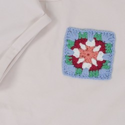 Little t-shirt with crochet patch warm white